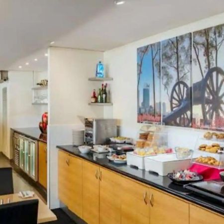 City & Lakeside With Free Parking, Pool And 10 Mins Walk Into The City Perth Bagian luar foto