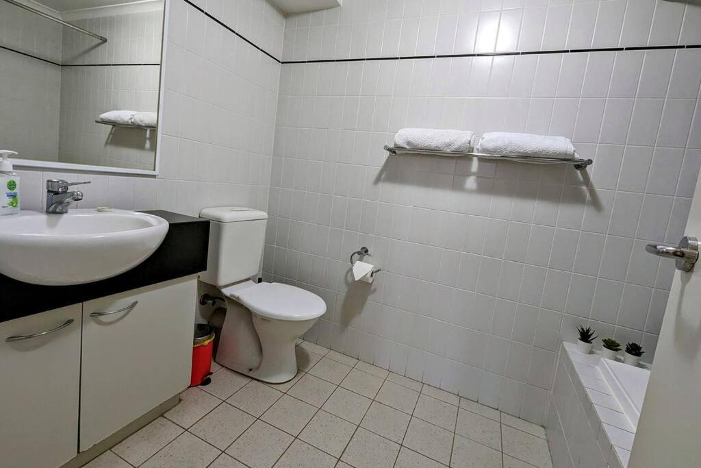 City & Lakeside With Free Parking, Pool And 10 Mins Walk Into The City Perth Bagian luar foto
