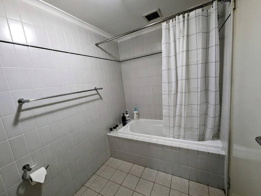 City & Lakeside With Free Parking, Pool And 10 Mins Walk Into The City Perth Bagian luar foto