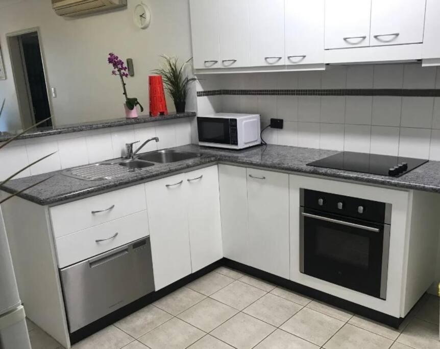 City & Lakeside With Free Parking, Pool And 10 Mins Walk Into The City Perth Bagian luar foto