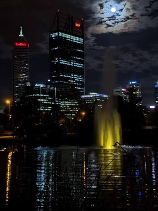 City & Lakeside With Free Parking, Pool And 10 Mins Walk Into The City Perth Bagian luar foto