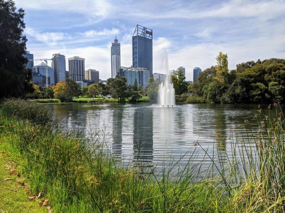 City & Lakeside With Free Parking, Pool And 10 Mins Walk Into The City Perth Bagian luar foto