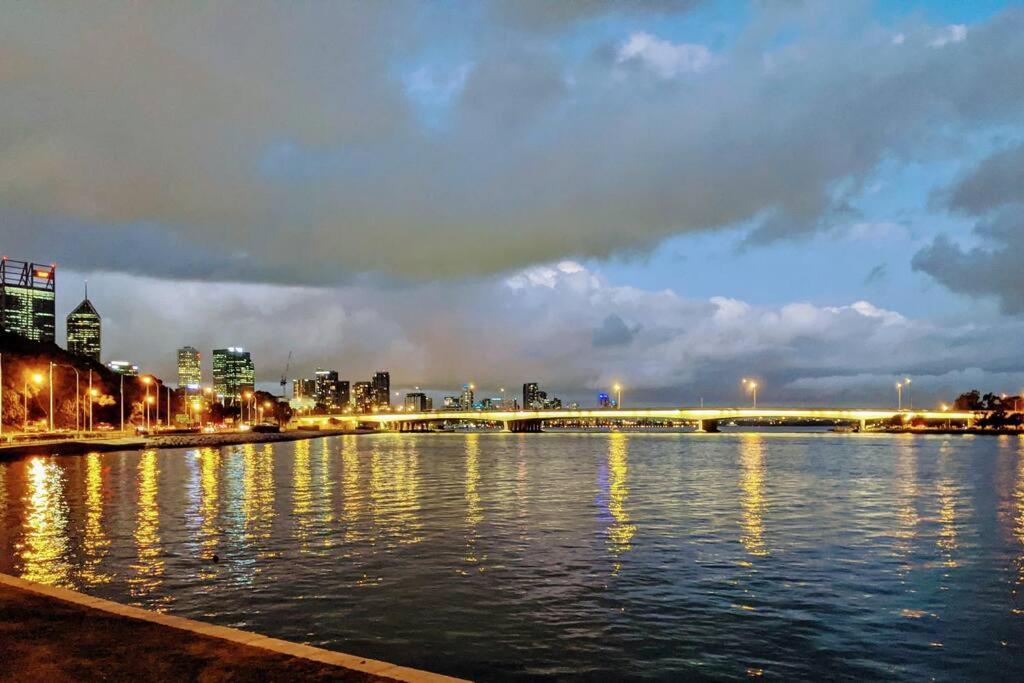 City & Lakeside With Free Parking, Pool And 10 Mins Walk Into The City Perth Bagian luar foto